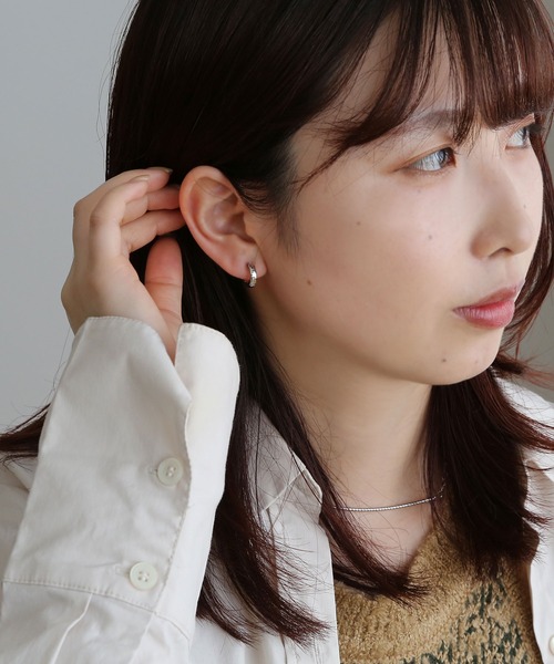colleca la（コレカラ）の「ピュアチタンポスト テクスチャーフープピアス［金属アレルギー対応］（ピアス（両耳用）・レディース・シルバー/ゴールド・FREE）」の3枚目の写真