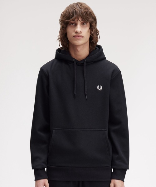 FRED PERRY（フレッドペリー）の「Bold Branding Hooded Sweatshirt／ブランディングフーデットスウェットシャツ（パーカー・メンズ・ブラック・M/L）」の2枚目の写真