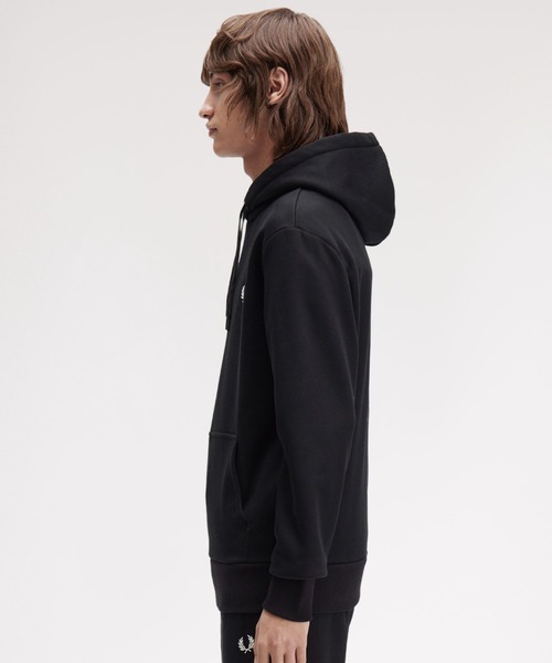 FRED PERRY（フレッドペリー）の「Bold Branding Hooded Sweatshirt／ブランディングフーデットスウェットシャツ（パーカー・メンズ・ブラック・M/L）」の3枚目の写真