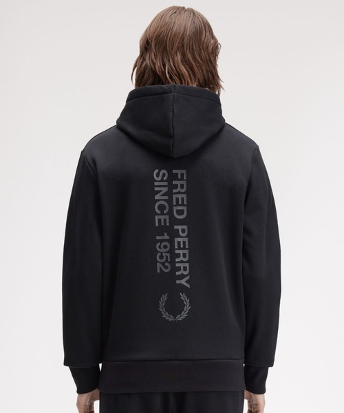 FRED PERRY（フレッドペリー）の「Bold Branding Hooded Sweatshirt／ブランディングフーデットスウェットシャツ（パーカー・メンズ・ブラック・M/L）」の4枚目の写真
