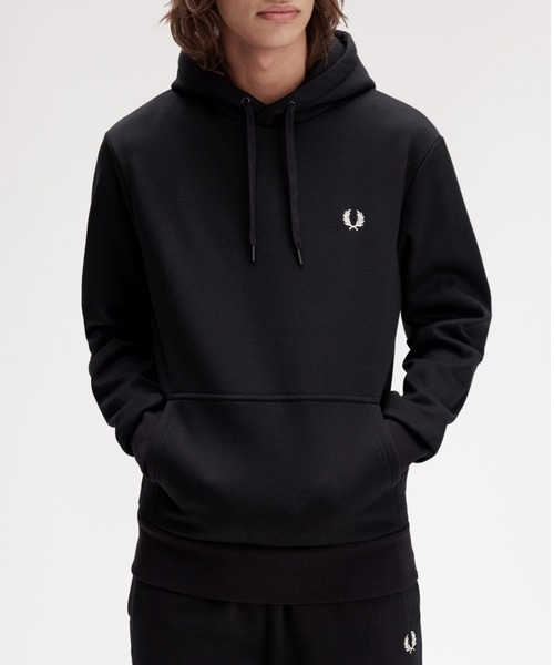 FRED PERRY（フレッドペリー）の「Bold Branding Hooded Sweatshirt／ブランディングフーデットスウェットシャツ（パーカー・メンズ・ブラック・M/L）」の7枚目の写真