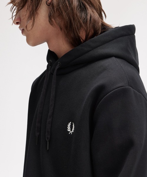 FRED PERRY（フレッドペリー）の「Bold Branding Hooded Sweatshirt／ブランディングフーデットスウェットシャツ（パーカー・メンズ・ブラック・M/L）」の9枚目の写真