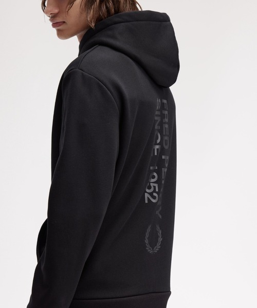 FRED PERRY（フレッドペリー）の「Bold Branding Hooded Sweatshirt／ブランディングフーデットスウェットシャツ（パーカー・メンズ・ブラック・M/L）」の8枚目の写真