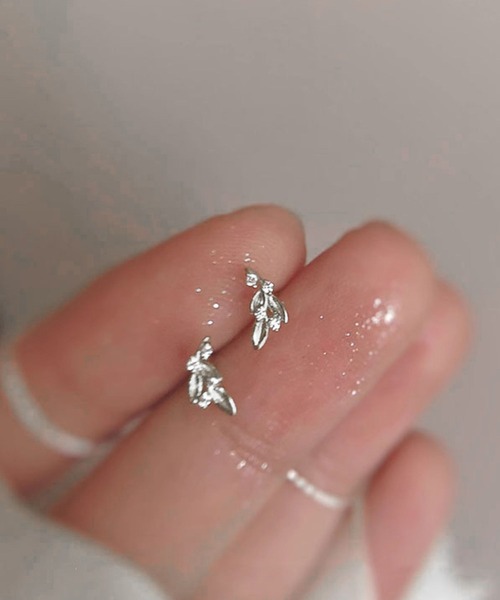 yu-ka(ユーカ)の「YU-KA:リーフミニピアス leaf mini pierce(リング・レディース・シルバー/ゴールド・FREE)」の1枚目の写真