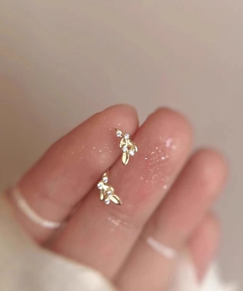 yu-ka(ユーカ)の「YU-KA:リーフミニピアス leaf mini pierce(リング・レディース・シルバー/ゴールド・FREE)」の2枚目の写真