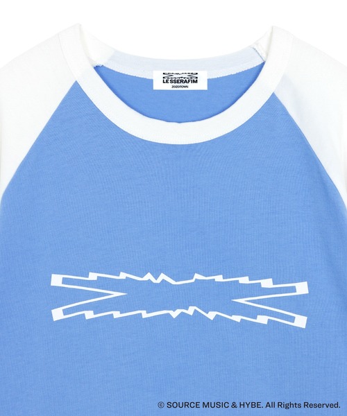 【SINOON】★LE SSERAFIM 着用★PRINTED RIBBON SLEEVE T-SHIRT SINOON ｜시눈 공식 온라인 스토어
