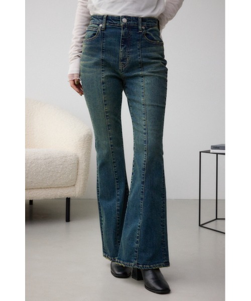 AZUL by moussy(アズールバイマウジー)の「AZUL DENIM オーバーダイ切替フレアデニム(デニムパンツ・レディース・ブルー/ライトブラック・MEDIUM/SMALL)」の2枚目の写真