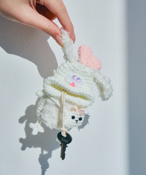 macaroni edge（マカロニエッジ）の「〈macaroni edge/マカロニエッジ〉毛糸のマスコット キーケース うさぎ（キーケース/キーアクセサリー・レディース・グレー/ピンク/ブラック/ホワイト・ONE SIZE）」の2枚目の写真