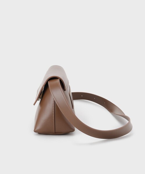 OPAQUE.CLIP（オペークドットクリップ）の「【3WAY】スムース合皮ワイドボディバッグ（ボディバッグ/ウエストポーチ・レディース・ブラック/ダークブラウン・00）」の9枚目の写真