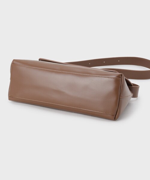 OPAQUE.CLIP（オペークドットクリップ）の「【3WAY】スムース合皮ワイドボディバッグ（ボディバッグ/ウエストポーチ・レディース・ブラック/ダークブラウン・00）」の11枚目の写真