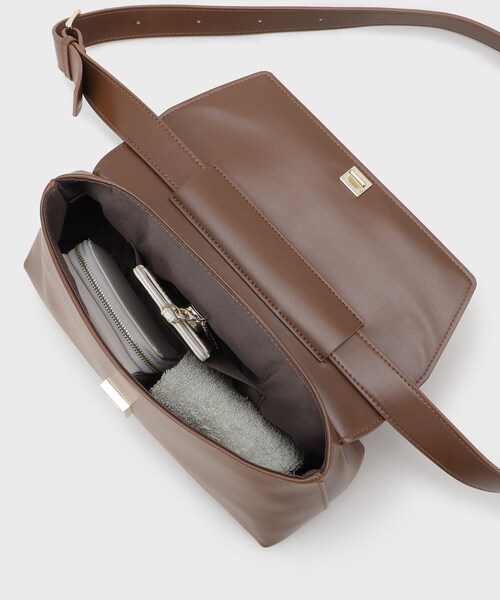 OPAQUE.CLIP（オペークドットクリップ）の「【3WAY】スムース合皮ワイドボディバッグ（ボディバッグ/ウエストポーチ・レディース・ブラック/ダークブラウン・00）」の14枚目の写真