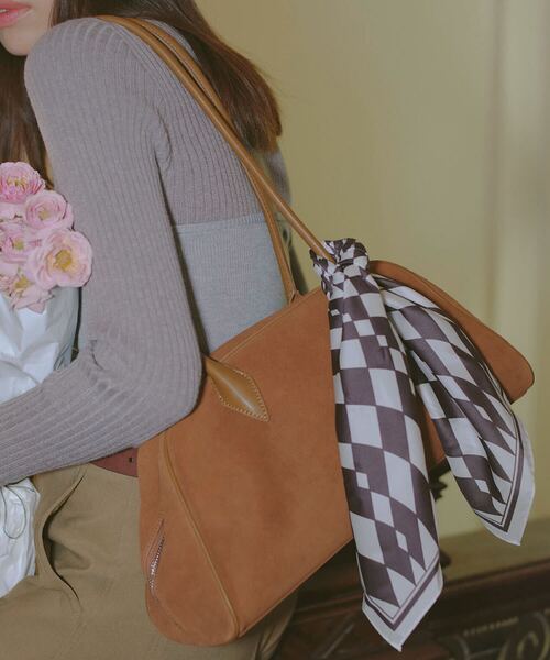 KOBE LETTUCE(コウベレタス)の「スウェードショルダーボストンバッグ(ボストンバッグ・レディース・キャメル/ブラウン/ブラック・F)」の3枚目の写真