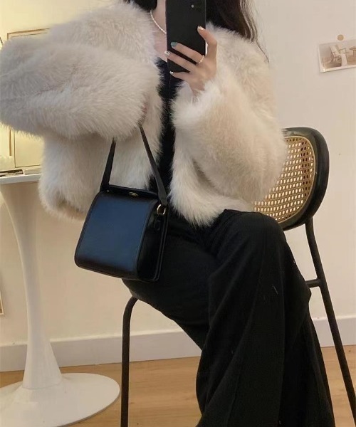 Ritzy(リッツィー)の「フェイクファー ショート丈 ノーカラーコート(ノーカラーコート・レディース・ブラック/ホワイト/ピンク/ベージュ/モカ・M/L)」の10枚目の写真