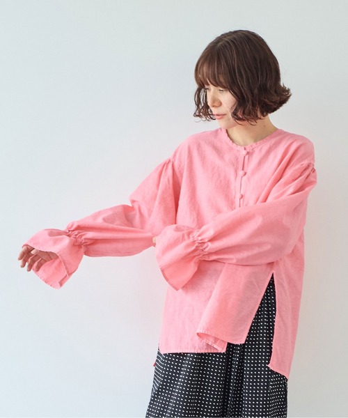 yuni(ユニ )の「△コットンキュプラリネンgather sleeves 2wayシャツ(シャツ/ブラウス・レディース・パープル/ピンク/アイボリー/ブラック・FREE)」の4枚目の写真