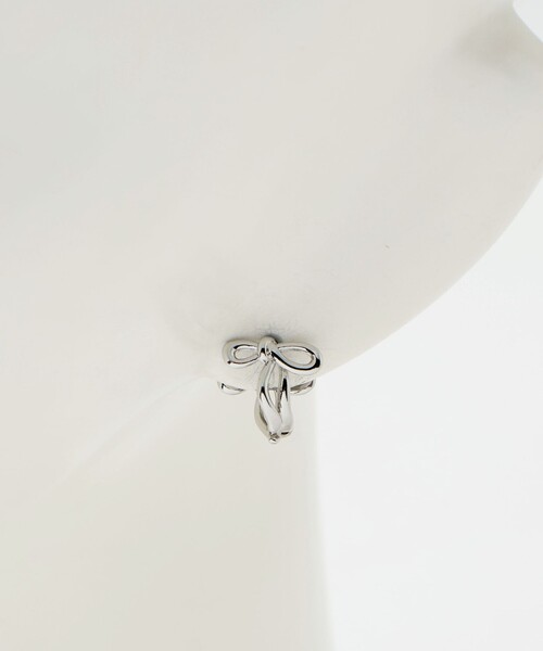 green label relaxing（グリーンレーベルリラクシング）の「リボン フープピアス（ピアス（両耳用）・レディース・シルバー/ゴールド・FREE）」の2枚目の写真