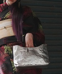 utatane（ウタタネ）の「ウェーブトートバッグ PYTHON パイソン シルバー（トートバッグ）」