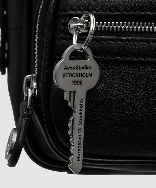 Acne Studios（アクネストゥディオズ）の「Camero Party（ハンドバッグ・レディース・ブラック・ONE SIZE）」の8枚目の写真
