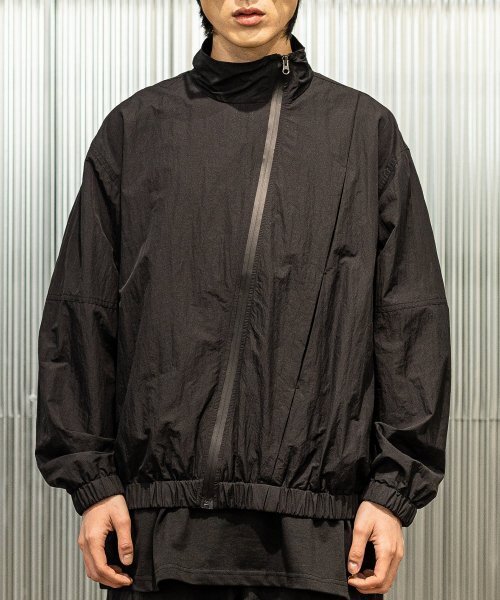 MASSNOUN(マスノウン)の「ダイアゴナルインバーテッドプリーツジャケット MSTJK005-BK(ナイロンジャケット・メンズ・その他・MEDIUM)」の1枚目の写真