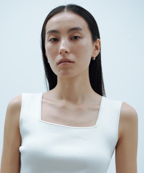 SALON adam et rope'（サロン アダム エ ロペ）の「シルクリブタンクトップ（タンクトップ・レディース・ベージュ/ブラック/オフホワイト・FREE）」の2枚目の写真