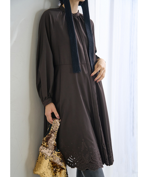 IENA（イエナ）の「エンブロイダードティアードレス（ワンピース・レディース・チャコールグレー/ブラウン・38/36）」の2枚目の写真