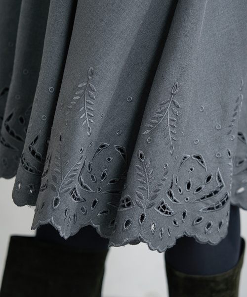 IENA（イエナ）の「エンブロイダードティアードレス（ワンピース・レディース・チャコールグレー/ブラウン・38/36）」の16枚目の写真