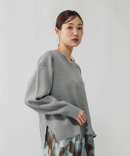 GLOBAL WORK（グローバルワーク）の「スウェットライクVネックプルオーバー/601625（ニット/セーター・レディース・ライトブラウン/ブルー系2/ペールイエロー/ブルー系その他5/ライトグレー/ライトグリーン/ベージュ系その他7/ピンク系その他2/ネイビー・SMALL/MEDIUM/LARGE）」の2枚目の写真