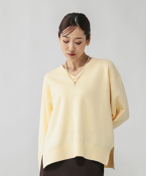 GLOBAL WORK（グローバルワーク）の「スウェットライクVネックプルオーバー/601625（ニット/セーター・レディース・ライトブラウン/ブルー系2/ペールイエロー/ブルー系その他5/ライトグレー/ライトグリーン/ベージュ系その他7/ピンク系その他2/ネイビー・SMALL/MEDIUM/LARGE）」の15枚目の写真