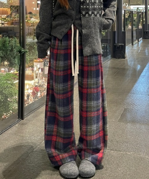 gossip!ロサンゼルス(ゴシップロサンゼルス)の「【Y2Kガーリー】レトロチェック裏起毛ストレートパンツ(スウェットパンツ・レディース・ネイビー/ブラウン・M)」の8枚目の写真