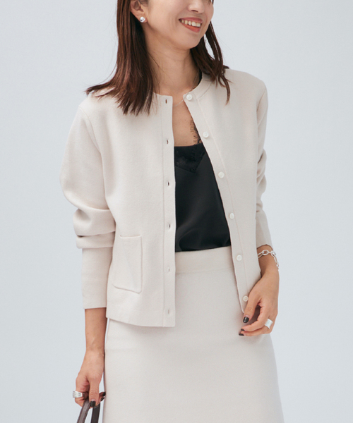 VERMEIL par iena(ヴェルメイユパーイエナ)の「スムースクルーネックショートカーディガン(カーディガン/ボレロ・レディース・アイボリー/ネイビー/レッド・FREE)」の1枚目の写真