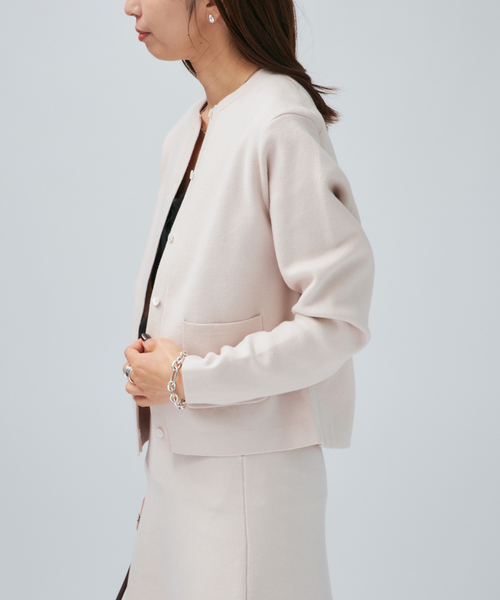 VERMEIL par iena(ヴェルメイユパーイエナ)の「スムースクルーネックショートカーディガン(カーディガン/ボレロ・レディース・アイボリー/ネイビー/レッド・FREE)」の9枚目の写真