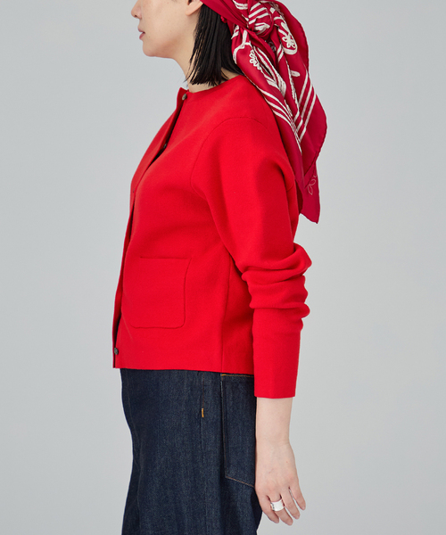 VERMEIL par iena(ヴェルメイユパーイエナ)の「スムースクルーネックショートカーディガン(カーディガン/ボレロ・レディース・アイボリー/ネイビー/レッド・FREE)」の21枚目の写真