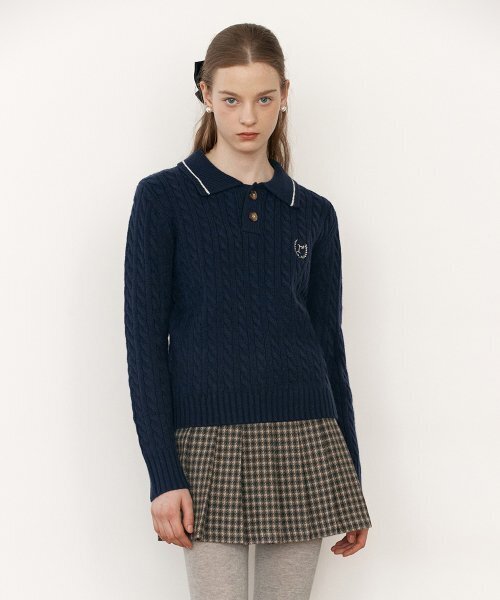 ROLAROLA（ロラロラ）の「LOGO COLLAR CABLE KNIT NAVY（ニット/セーター・レディース・ネイビー・FREE）」の2枚目の写真