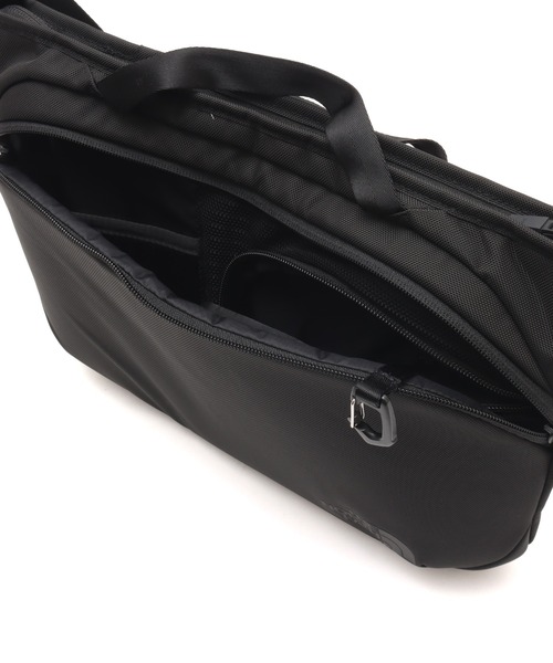 THE NORTH FACE(ザノースフェイス)の「THE NORTH FACE Shuttle Shoulder / ザ ノース フェイス シャトル ショルダー(ショルダーバッグ・メンズ・ブラック・FREE)」の4枚目の写真