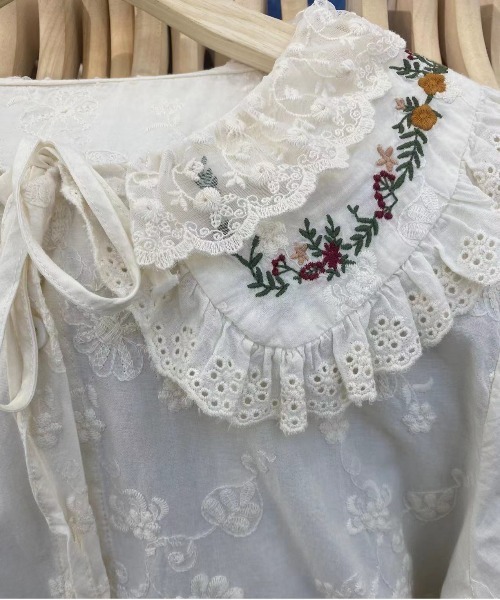 &soiree(アンドソワレ)の「フラワー刺繍リボンフリルブラウス(シャツ/ブラウス・レディース・アイボリー/ホワイト・FREE)」の6枚目の写真