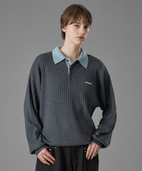 ONCILY(オンシェリー)の「CONTRAST COLLAR RIB KNIT POLO / 襟配色ニットポロ(ポロシャツ・メンズ・ベージュ/チャコールグレー/ブルー・SMALL/MEDIUM/LARGE)」の2枚目の写真