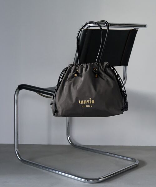 LANVIN en Bleu(ランバンオンブルー)の「サイドフリルドロストトートバッグ小(トートバッグ・レディース・チャコールグレー/ブラック/カーキ・FREE)」の2枚目の写真