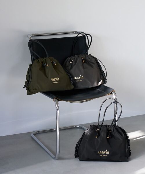 LANVIN en Bleu(ランバンオンブルー)の「サイドフリルドロストトートバッグ小(トートバッグ・レディース・チャコールグレー/ブラック/カーキ・FREE)」の4枚目の写真