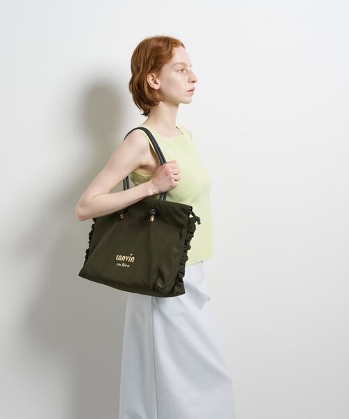 LANVIN en Bleu(ランバンオンブルー)の「サイドフリルドロストトートバッグ小(トートバッグ・レディース・チャコールグレー/ブラック/カーキ・FREE)」の6枚目の写真