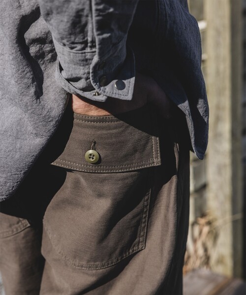 BEAMS PLUS（ビームスプラス）の「MIL Utility Trousers Reversed Sateen（その他パンツ・メンズ・グリーン/オリーブ/ネイビー/ブラック・SMALL/X-LARGE/LARGE/MEDIUM）」の7枚目の写真