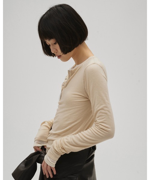 TODAYFUL（トゥデイフル）の「Henleyneck Soft Tops（Tシャツ/カットソー・レディース・グレー/キナリ/ダークグレー/サンドベージュ・FREE）」の5枚目の写真