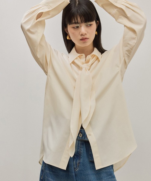 ADAM ET ROPE'(アダムエロペ)の「【サステナブル】ボウタイシャツ(シャツ/ブラウス・レディース・キナリ/サックスブルー・38/36)」の1枚目の写真