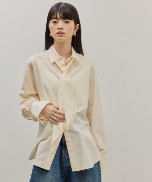 ADAM ET ROPE'(アダムエロペ)の「【サステナブル】ボウタイシャツ(シャツ/ブラウス・レディース・キナリ/サックスブルー・38/36)」の4枚目の写真