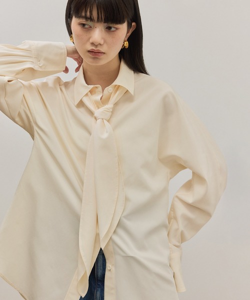 ADAM ET ROPE'(アダムエロペ)の「【サステナブル】ボウタイシャツ(シャツ/ブラウス・レディース・キナリ/サックスブルー・38/36)」の7枚目の写真