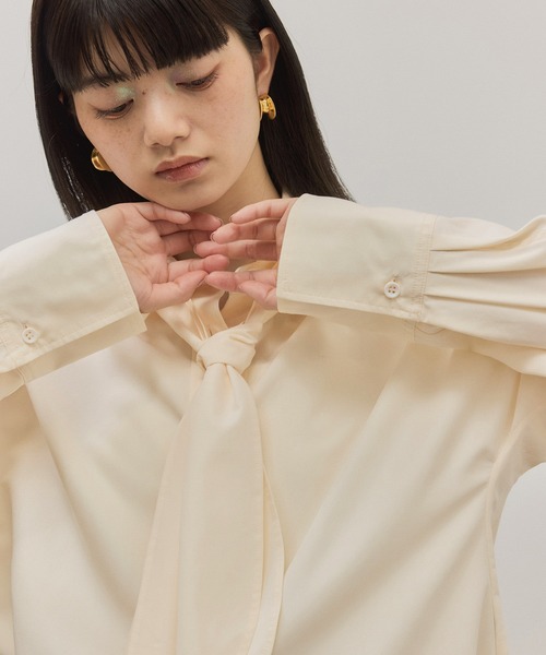 ADAM ET ROPE'(アダムエロペ)の「【サステナブル】ボウタイシャツ(シャツ/ブラウス・レディース・キナリ/サックスブルー・38/36)」の8枚目の写真