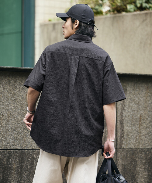 FREAK'S STORE(フリークスストア)の「<UVカット・接触冷感・吸水速乾> AiRide/エアライド リラックスフィット ショートスリーブ シアサッカーシャツ/ポケッタブル/限定展開(シャツ/ブラウス・メンズ・チャコールグレー/ブラック/ネイビー/ブラウン・LARGE/MEDIUM/SMALL)」の16枚目の写真