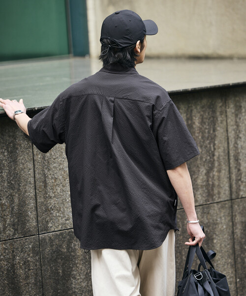 FREAK'S STORE(フリークスストア)の「<UVカット・接触冷感・吸水速乾> AiRide/エアライド リラックスフィット ショートスリーブ シアサッカーシャツ/ポケッタブル/限定展開(シャツ/ブラウス・メンズ・チャコールグレー/ブラック/ネイビー/ブラウン・LARGE/MEDIUM/SMALL)」の17枚目の写真