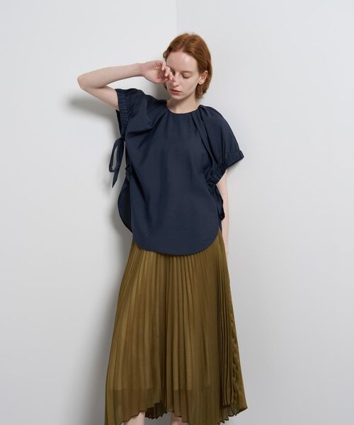 LANVIN en Bleu（ランバンオンブルー）の「シアータンブラーギャザーブラウス（シャツ/ブラウス・レディース・オフホワイト/ブラウン/ネイビー・38）」の8枚目の写真