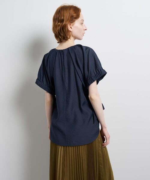 LANVIN en Bleu（ランバンオンブルー）の「シアータンブラーギャザーブラウス（シャツ/ブラウス・レディース・オフホワイト/ブラウン/ネイビー・38）」の10枚目の写真