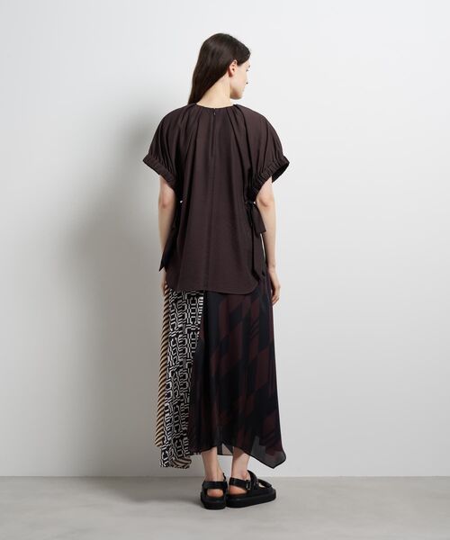 LANVIN en Bleu（ランバンオンブルー）の「シアータンブラーギャザーブラウス（シャツ/ブラウス・レディース・オフホワイト/ブラウン/ネイビー・38）」の17枚目の写真