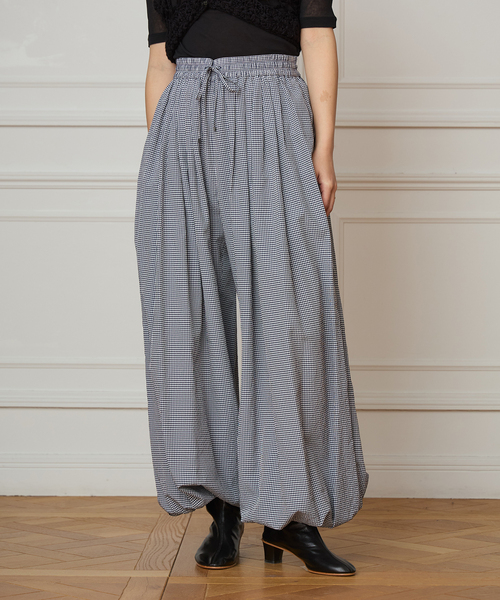 IENA LA BOUCLE(イエナラブークル)の「IENA LA BOUCLE ギンガムチェックバルーンレッグパンツ(その他パンツ・レディース・ダークブルー・38/36)」の1枚目の写真